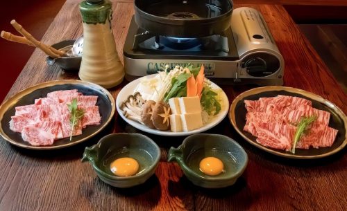 Wagyu SUKIYAKI. Im japanischen Wok am Tisch zubereitet / Table cooking - Japanese wok